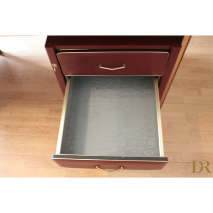 Cassetto aperto in similpelle bordeaux della scrivania Set Studio Umberto Mascagni