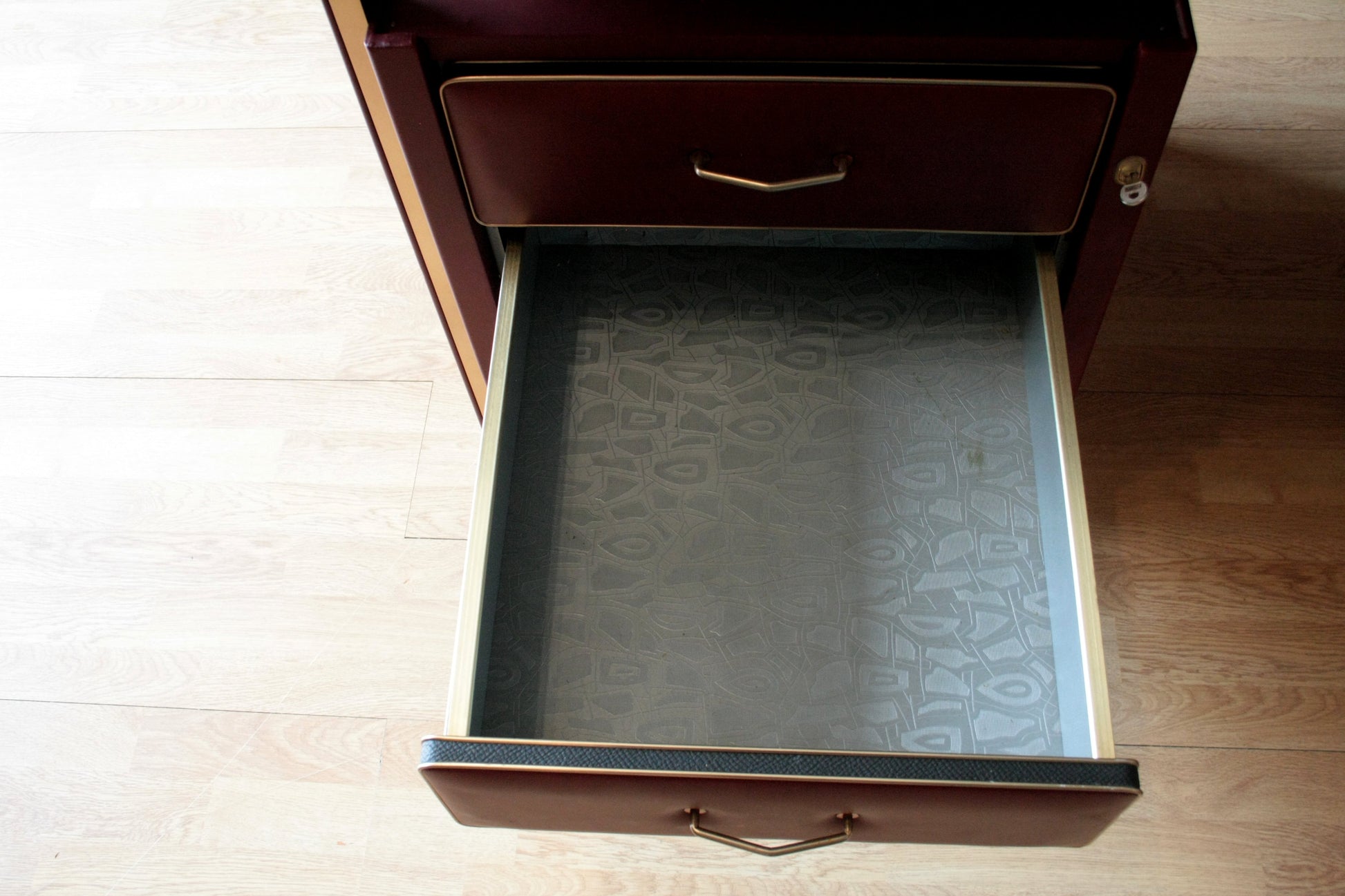 Cassetto vuoto color similpelle bordeaux di Set Studio Umberto Mascagni