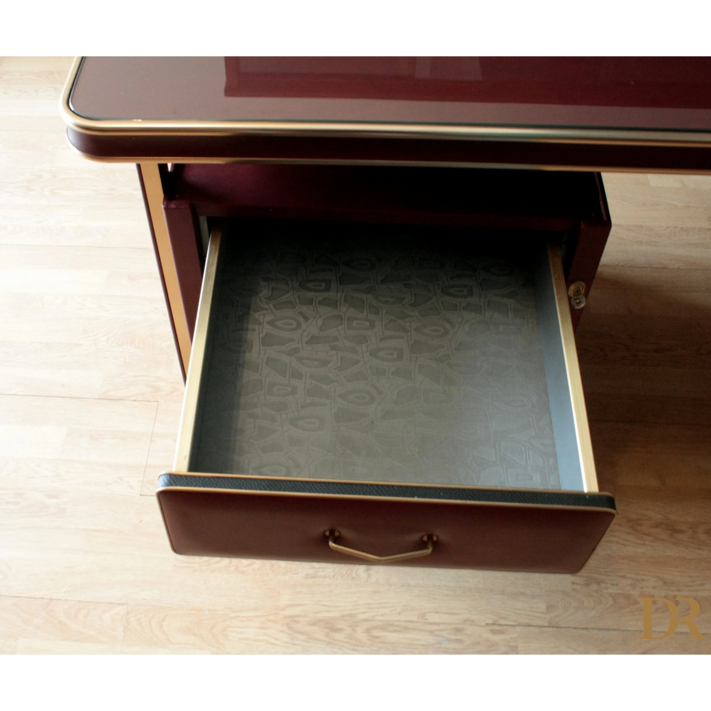 Cassetto vuoto e aperto in similpelle bordeaux nel set studio Umberto Mascagni