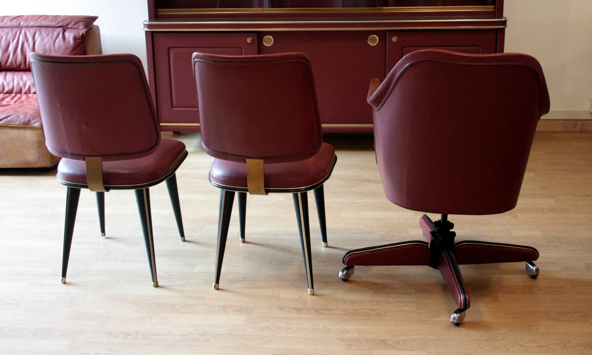 Sedie similpelle bordeaux nel set studio Umberto Mascagni Italia 1950