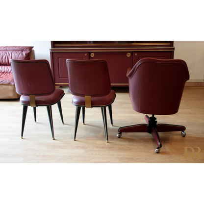 Sedie similpelle bordeaux nel set studio Umberto Mascagni Italia 1950