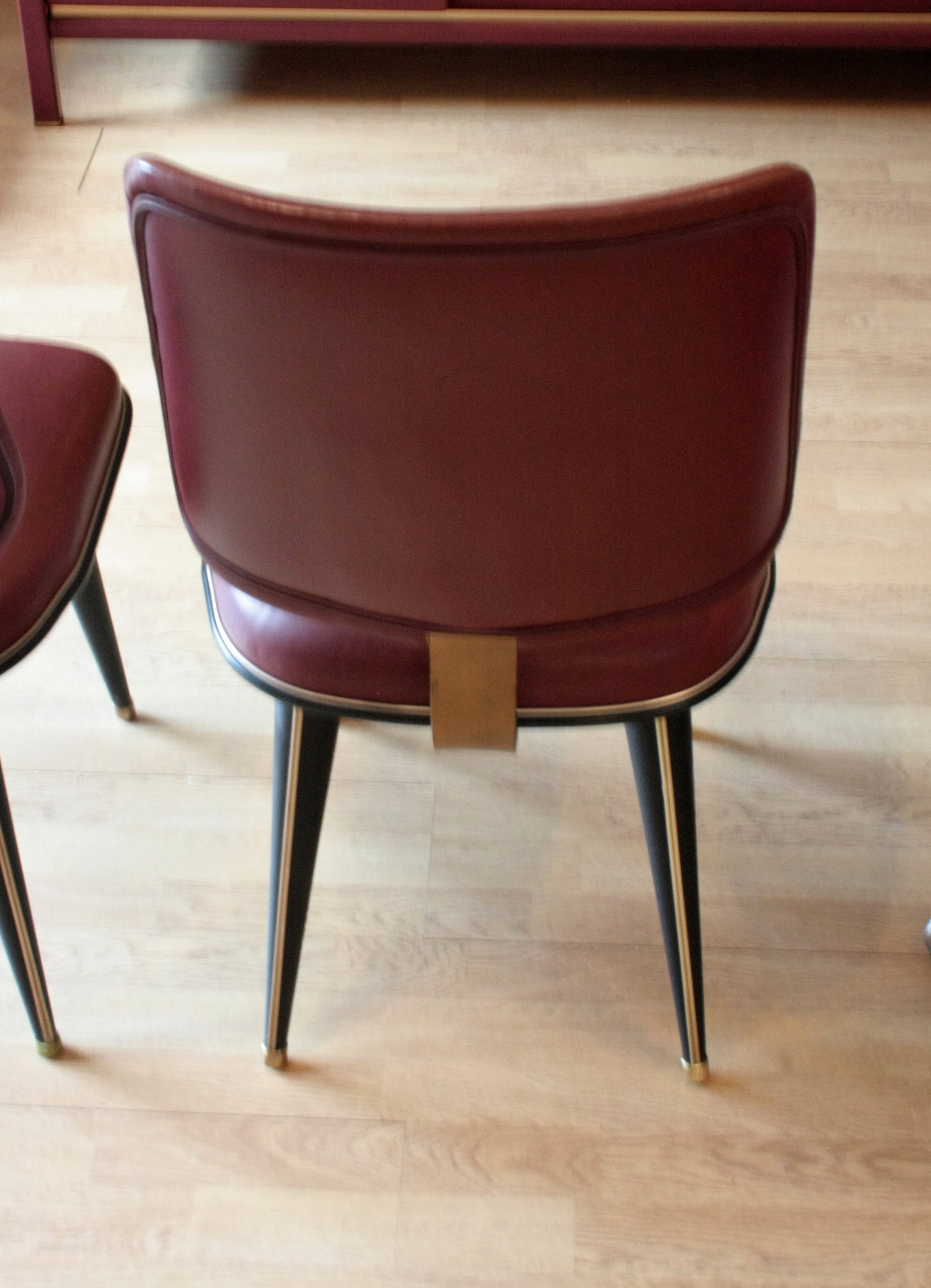 Sedia burgundy con gambe nere e dorate in similpelle Bordeaux, set studio Umberto Mascagni