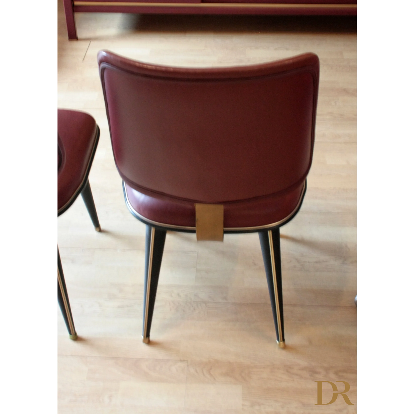 Sedia burgundy con gambe nere e dorate in similpelle Bordeaux, set studio Umberto Mascagni