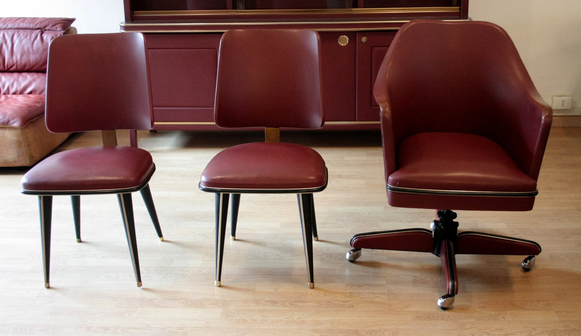 Set studio Umberto Mascagni con sedie in similpelle bordeaux Italia 1950