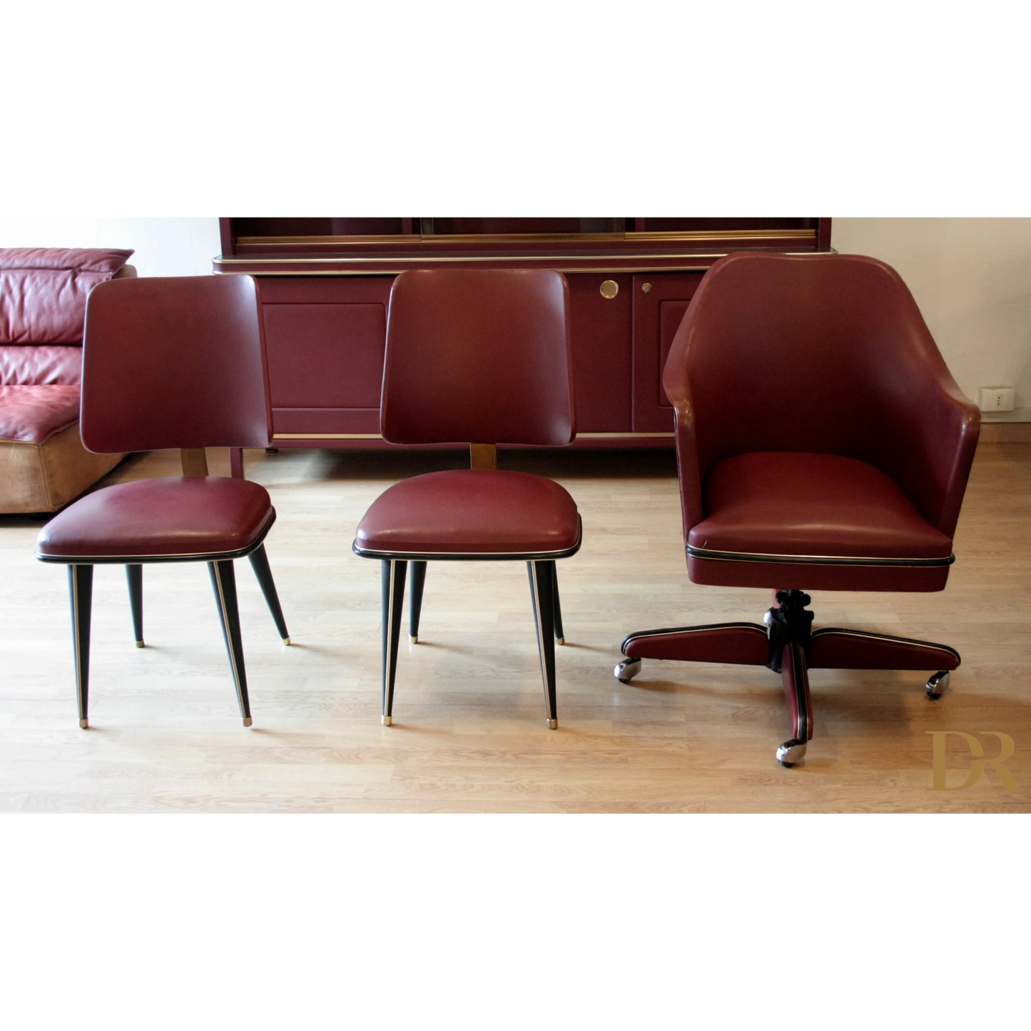 Set studio Umberto Mascagni con sedie in similpelle bordeaux Italia 1950