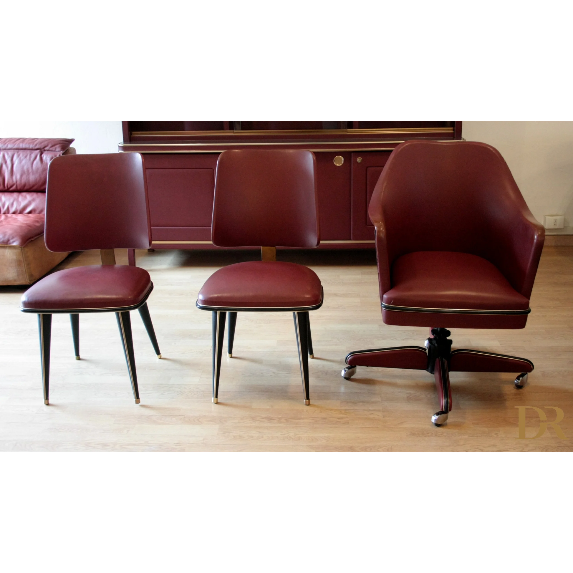 Set studio Umberto Mascagni con sedie in similpelle bordeaux Italia 1950