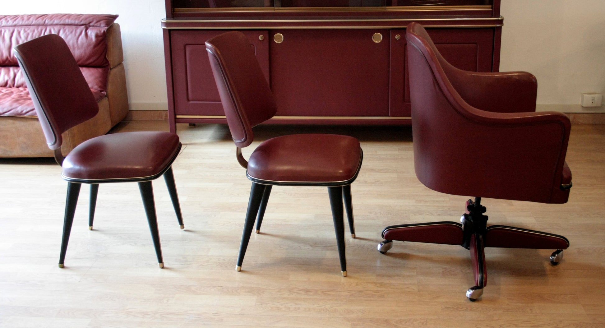 Set studio Umberto Mascagni con similpelle Bordeaux, elegante mobile Italia 1950