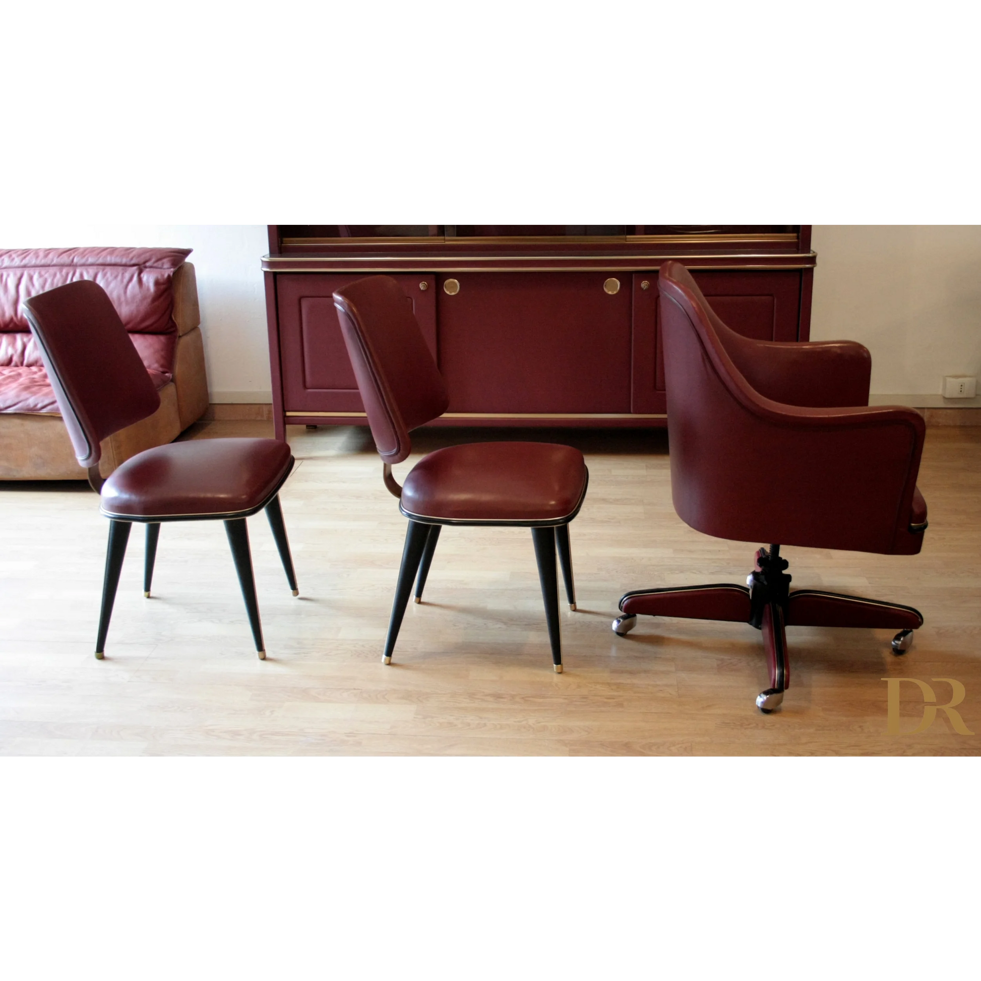 Set studio Umberto Mascagni con similpelle Bordeaux, elegante mobile Italia 1950