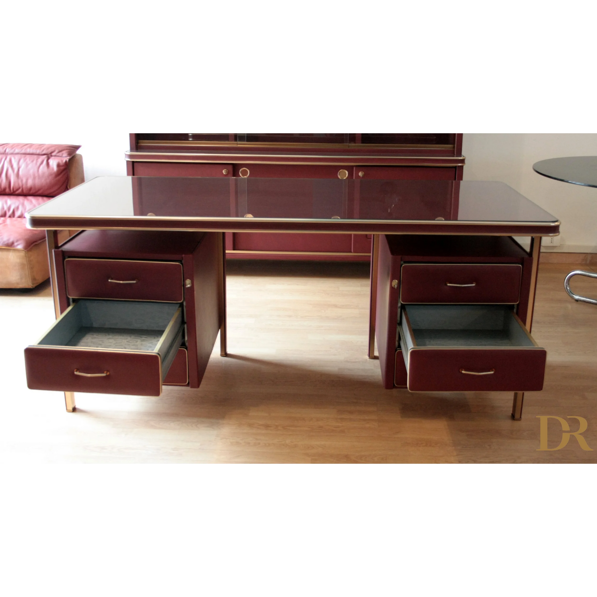 Scrivania in similpelle bordeaux di Umberto Mascagni nel set studio Umberto degli anni 1950