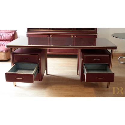 Scrivania in similpelle bordeaux di Umberto Mascagni nel set studio Umberto degli anni 1950