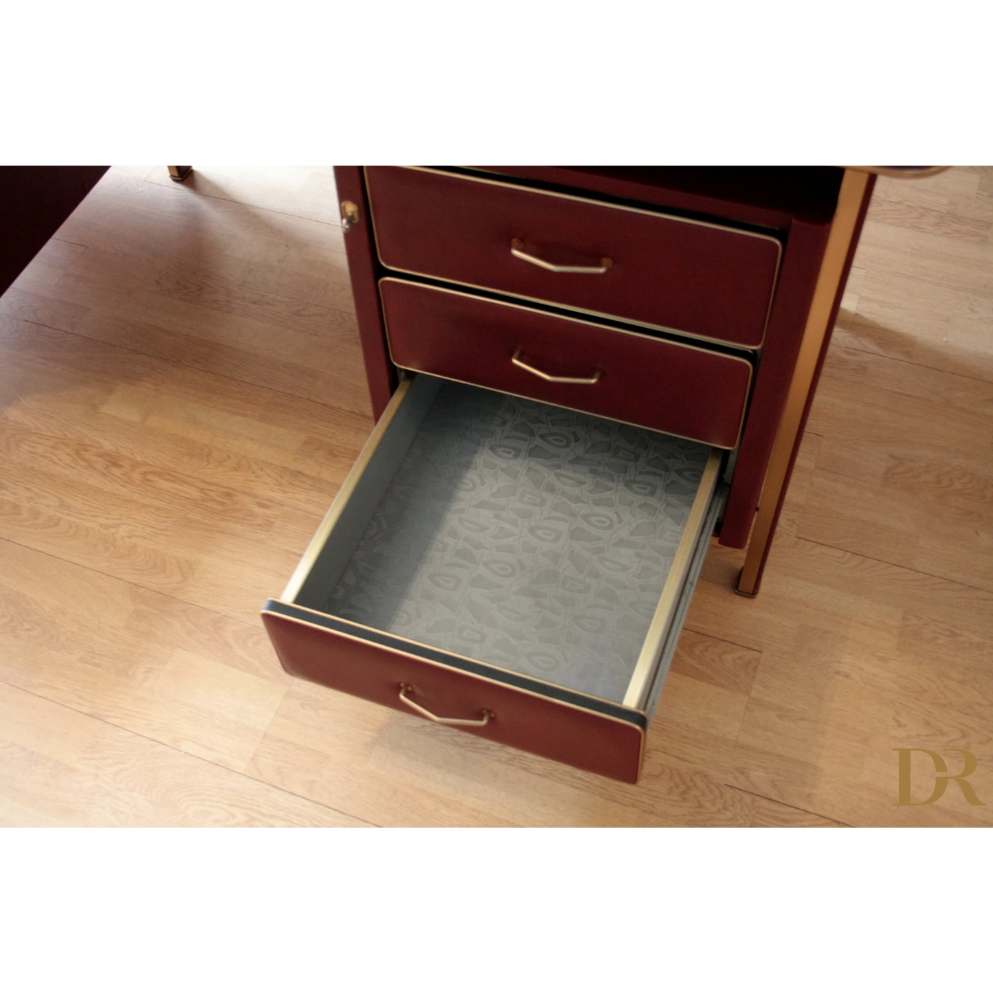 Alt text della scrivania in similpelle Bordeaux del Set Studio Umberto Mascagni Italia 1950