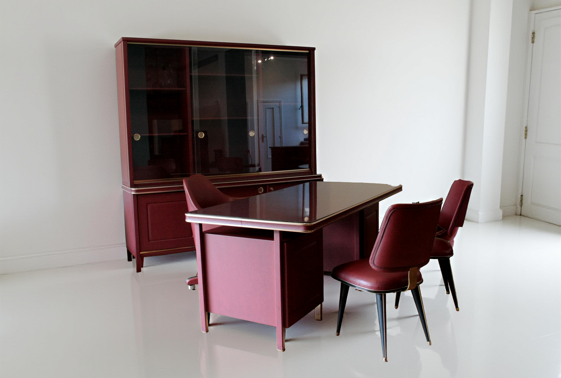 Set studio Umberto Mascagni con scrivania ministeriale disegnata e arredi in legno Italia