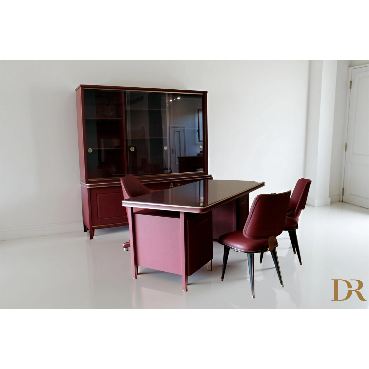 Set studio Umberto Mascagni con scrivania ministeriale disegnata e arredi in legno Italia