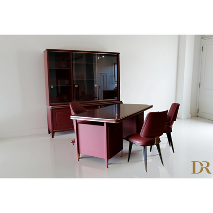 Set studio Umberto Mascagni con scrivania ministeriale disegnata e arredi in legno Italia