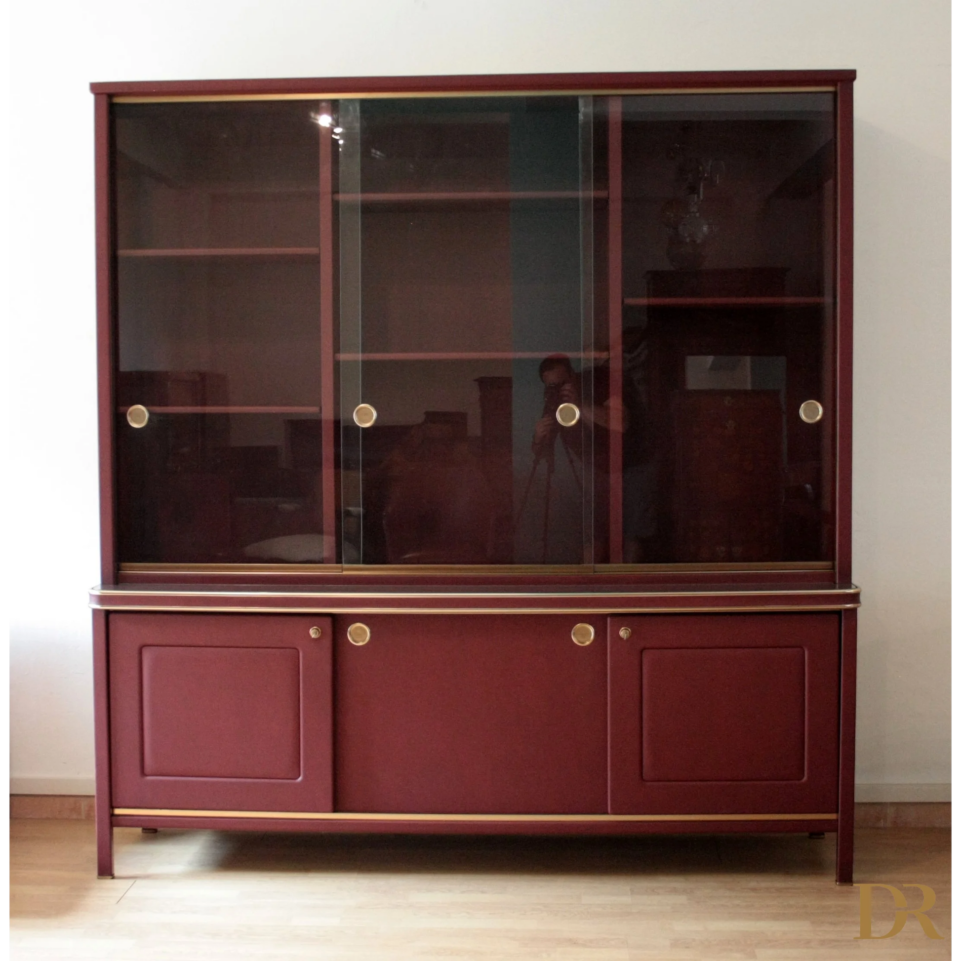 Dispaly cabinet maroon and gold in set studio Umberto Mascagni Italia 1950