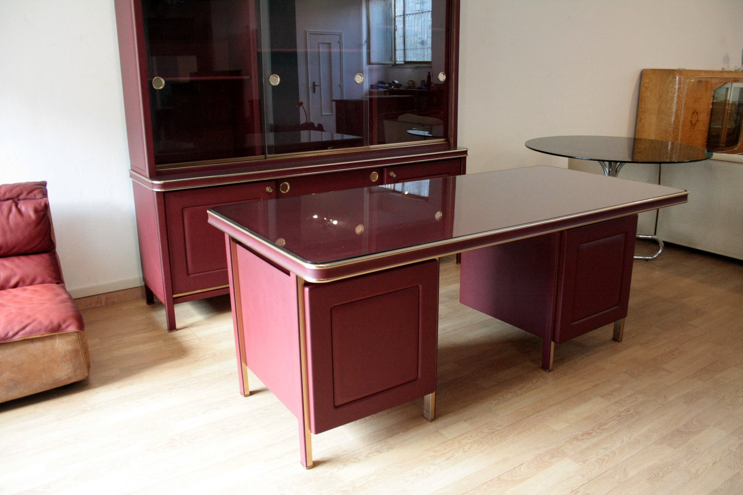 Scrivania Maroon con dettagli in oro nel set studio Umberto Mascagni Italia 1950