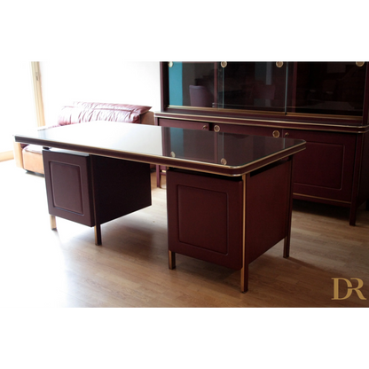 Scrivania similpelle bordeaux con dettagli in oro, Set Studio Umberto Mascagni