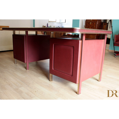 Scrivania in similpelle bordeaux con dettagli oro, Set Studio Umberto Mascagni