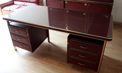 Scrivania in similpelle bordeaux con piano in vetro e cassetti, Set Studio Umberto