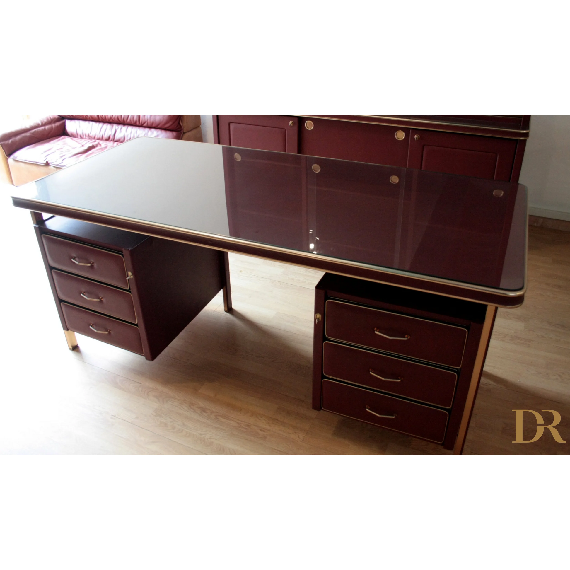 Scrivania in similpelle bordeaux con piano in vetro e cassetti, Set Studio Umberto
