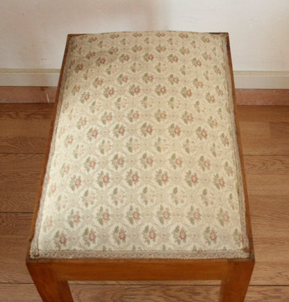 Sgabello-panca vintage in noce massello con tessuto floreale, esemplare raffinato risalente