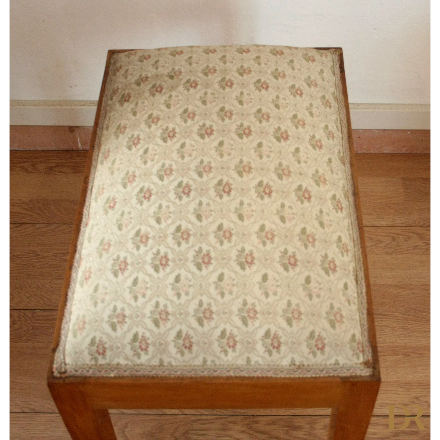 Sgabello-panca vintage in noce massello con tessuto floreale, esemplare raffinato risalente