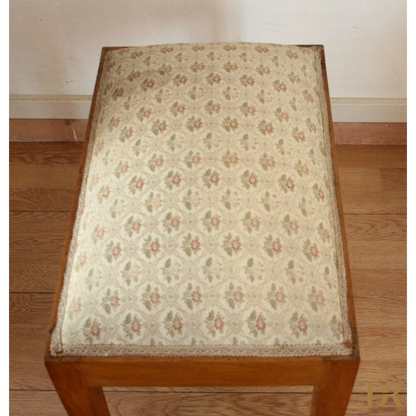 Sgabello-panca vintage in noce massello con tessuto floreale, esemplare raffinato risalente