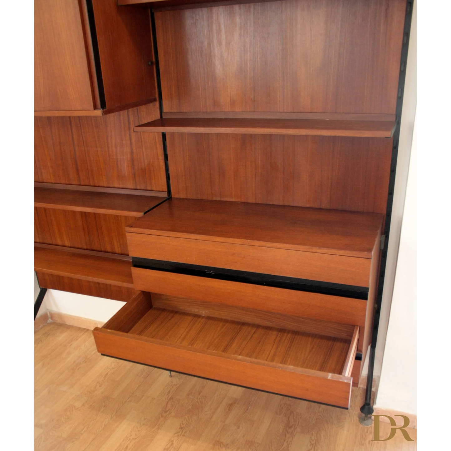 Alt text di una libreria parete modulare Urio con scaffale in legno di Luisa Parisi