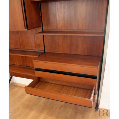 Alt text di una libreria parete modulare Urio con scaffale in legno di Luisa Parisi