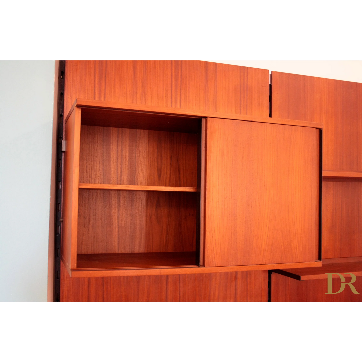 Scaffale in legno con porta scorrevole dalla parete modulare Urio di Luisa Parisi