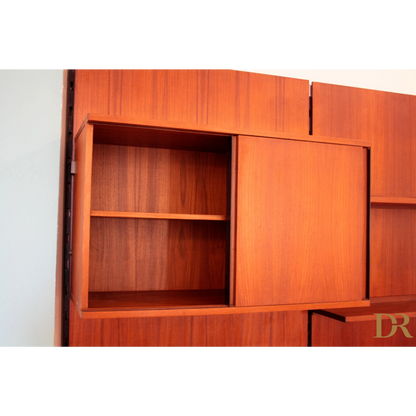 Scaffale in legno con porta scorrevole dalla parete modulare Urio di Luisa Parisi