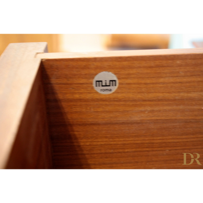 Dettaglio drawer in legno con adesivo del produttore su parete modulare Urio di Luisa Parisi