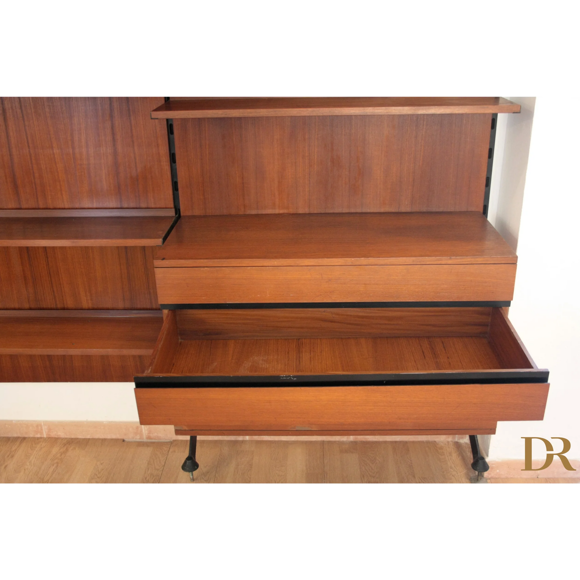 Scaffale in legno con cassetti del sistema a parete modulare Urio di Luisa Parisi