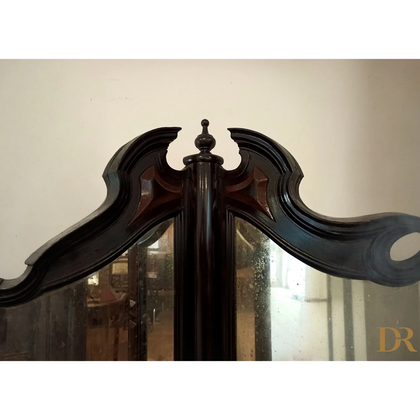 Specchio con elegante cornice di legno scuro dell’Ottime Condizioni Splendida Angoliera