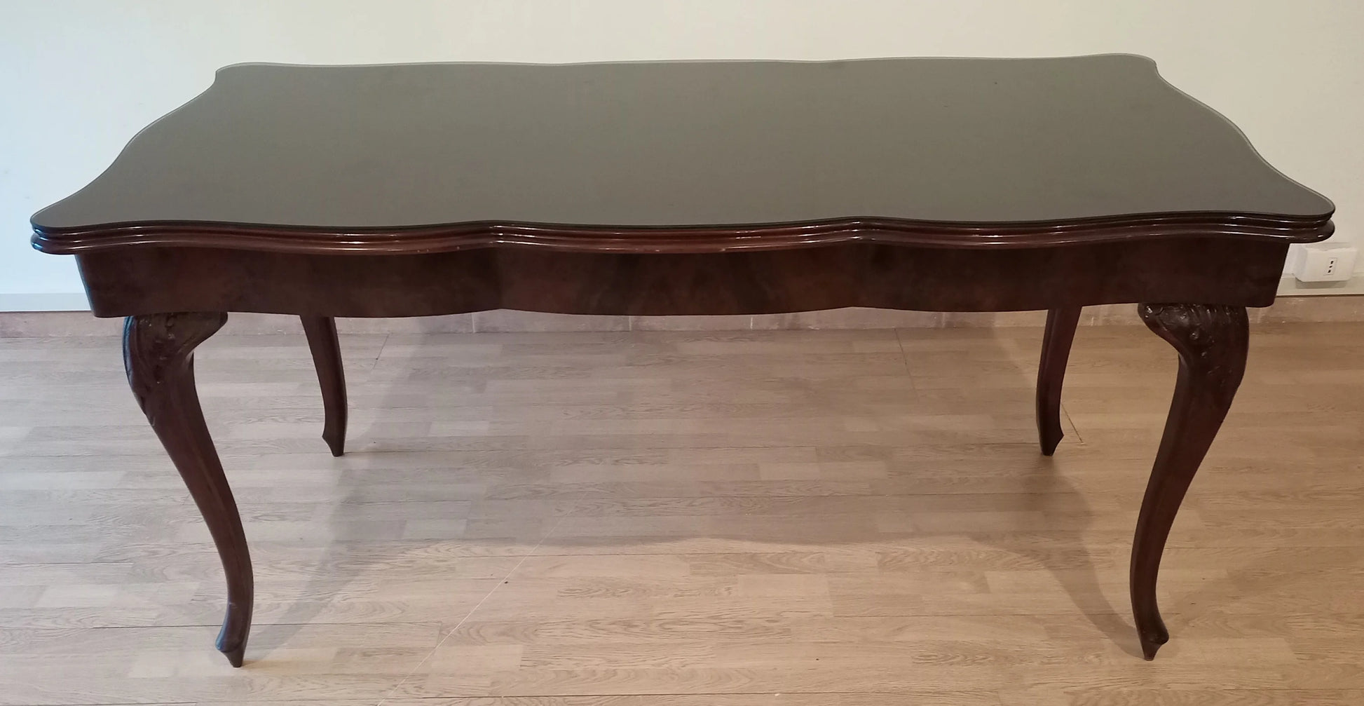 Elegante tavolo chippendale vintage in legno scuro con vetro temperato fumè splendido e ripiano in noce