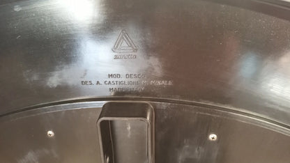 Piastra in acciaio inox con logo di achille castiglioni per tavolo desco zanotta vintage anni 70