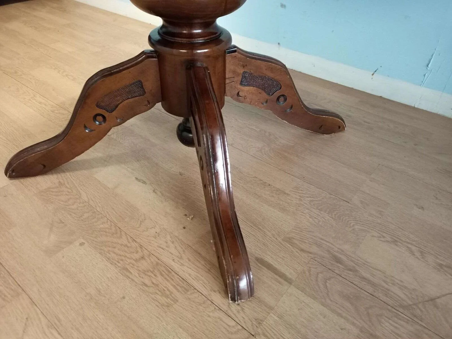 Base pedestal in legno con tre piedi curvi di un tavolo tondo allungabile stile luigi filippo vintage per casa