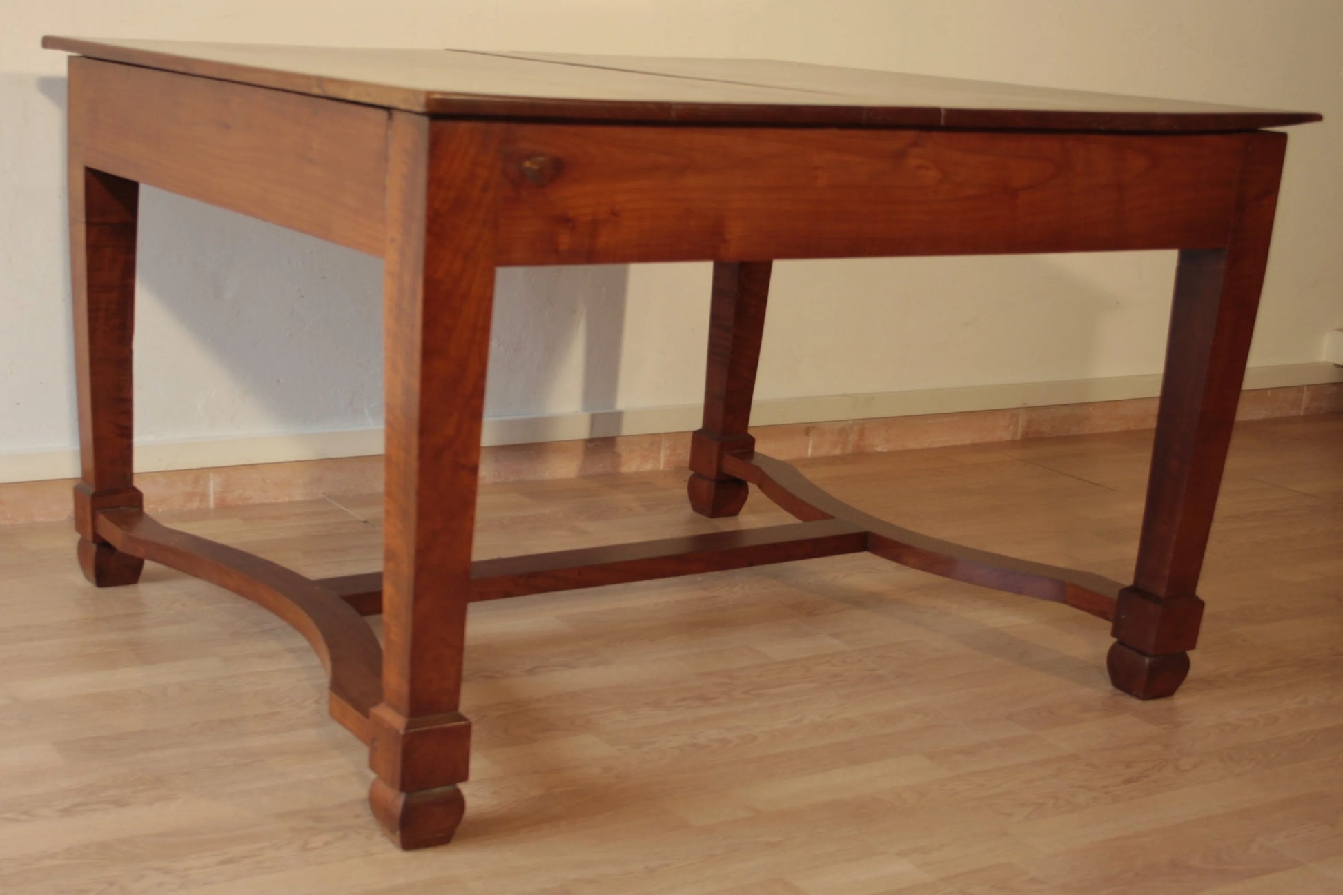Antico ed elegante tavolo decò vintage in ciliegio massello con gambe scolpite e piano rettangolare allungabile restaurato