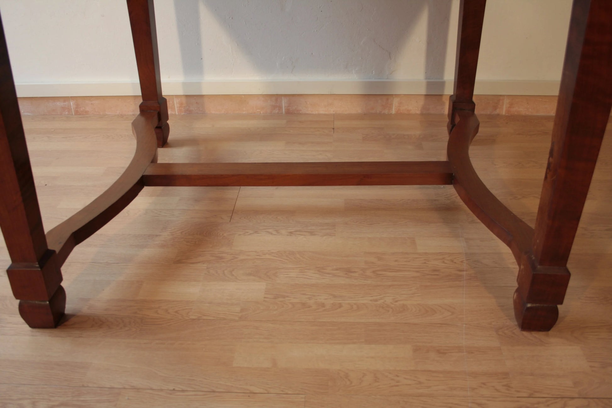 Gambe in legno con colonne tornite e traverse di supporto di tavolo decò vintage in ciliegio massello restaurato allungabile
