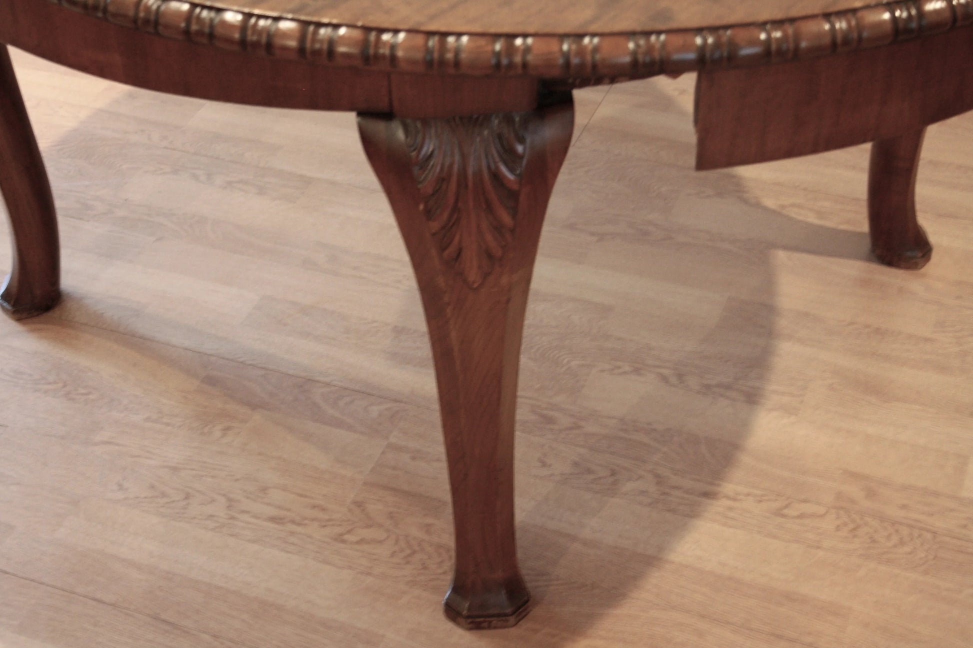 Gamba in legno intagliato con motivo a conchiglia di tavolo tondo allungabile vintage in rovere stile luigi filippo