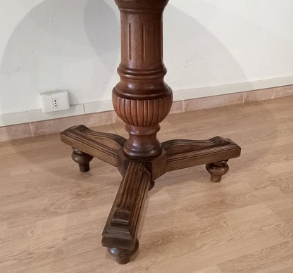 Base in legno di noce con tre piedi intagliati del tavolo tondo ottocento stile umbertino vintage