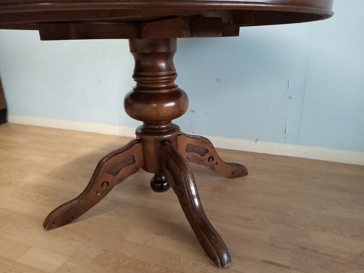 Base in legno intagliato con piedi curvi di un tavolo tondo allungabile stile luigi filippo per casa vintage