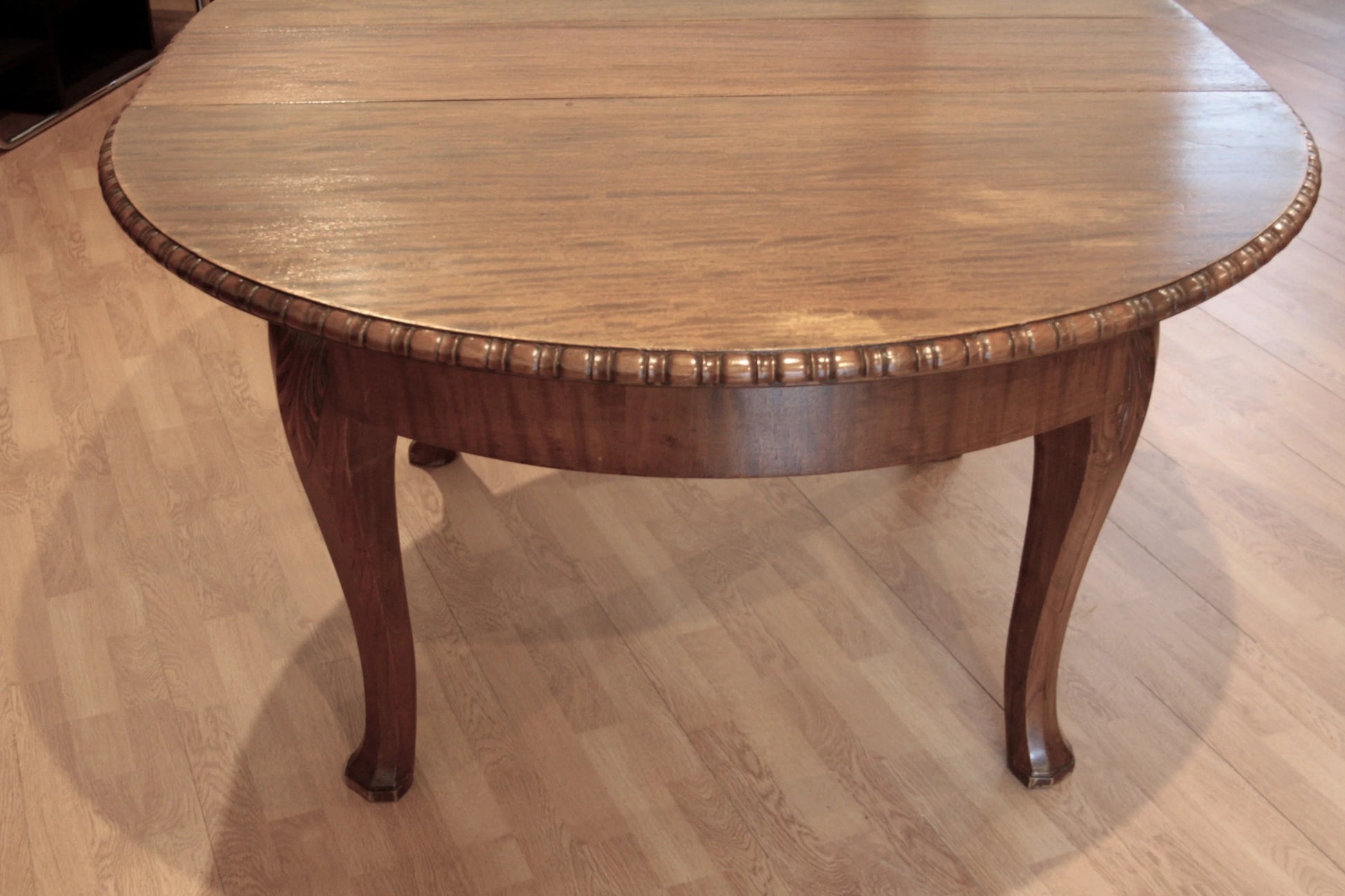 Tavolo tondo vintage in rovere stile Luigi Filippo anni 1960 con bordino intagliato e gambe cabriole curve