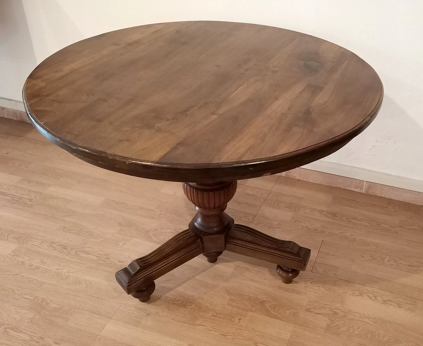 Tavolo tondo ottocento in noce stile umbertino vintage con base intagliata e ruote in legno scuro
