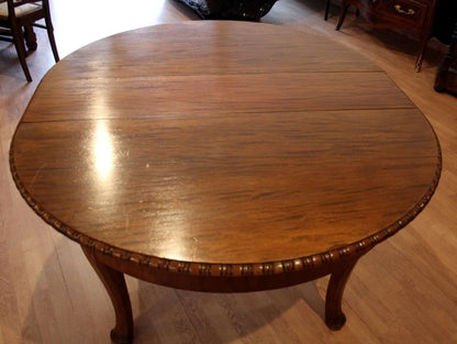 Tavolo tondo vintage allungabile in rovere con rifiniture intagliate e gambe a cabriole stile luigi filippo anni 1960