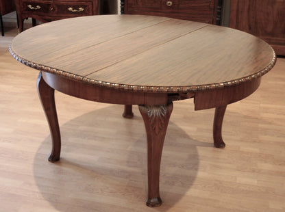Tavolo tondo vintage in rovere con gambe a cabriole intagliate e bordo decorativo stile luigi filippo anni 1960
