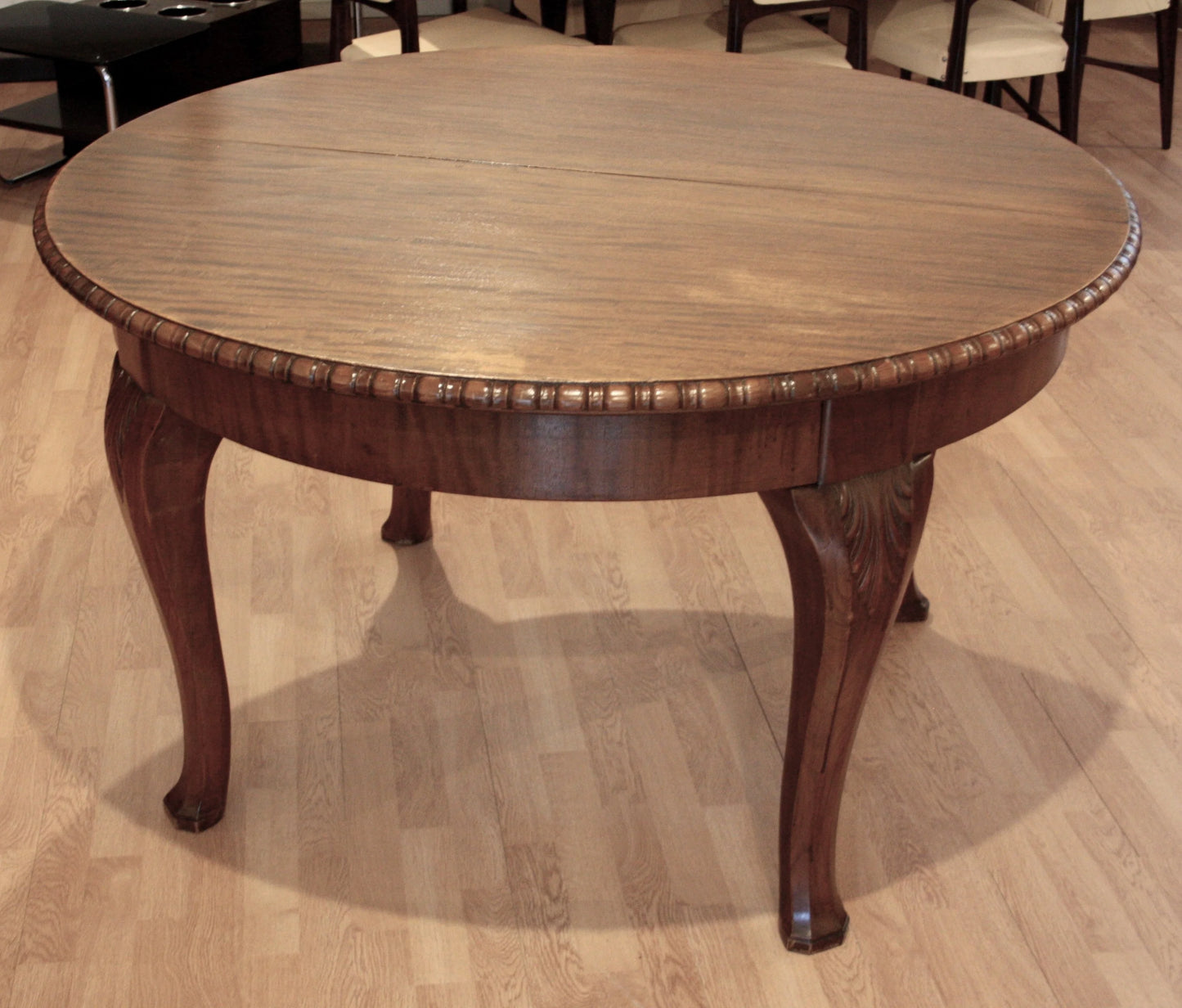 Vintage tavolo tondo allungabile in rovere con gambe cabriole curvate stile luigi filippo anni 1960