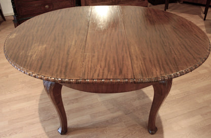 Tavolo tondo vintage in rovere stile luigi filippo con gambe cabriole curve e rifiniture decorative anni 1960