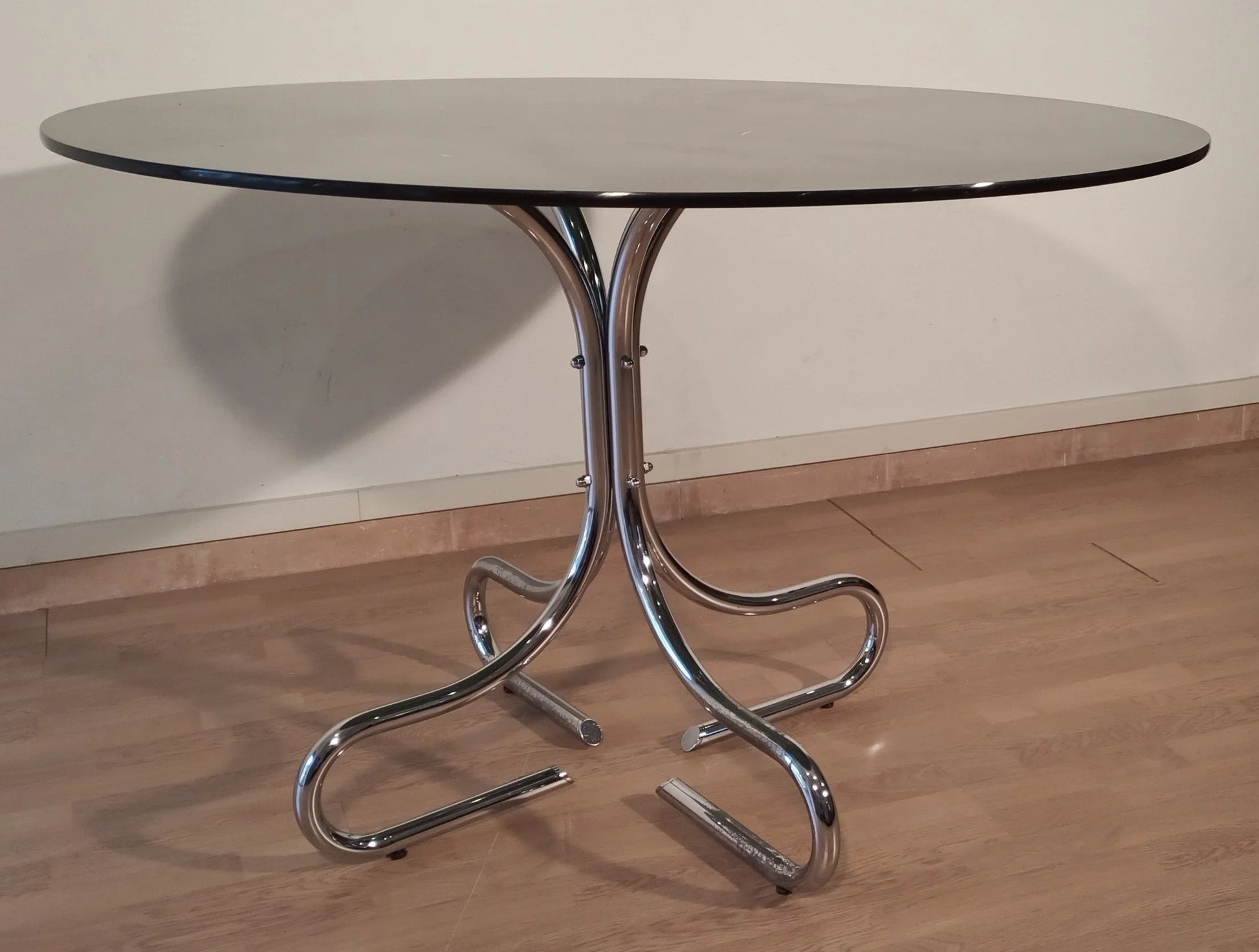 Tavolino da caffè in acciaio cromato con base tubolare e piano rotondo in vetro fumé, design mid-century italia