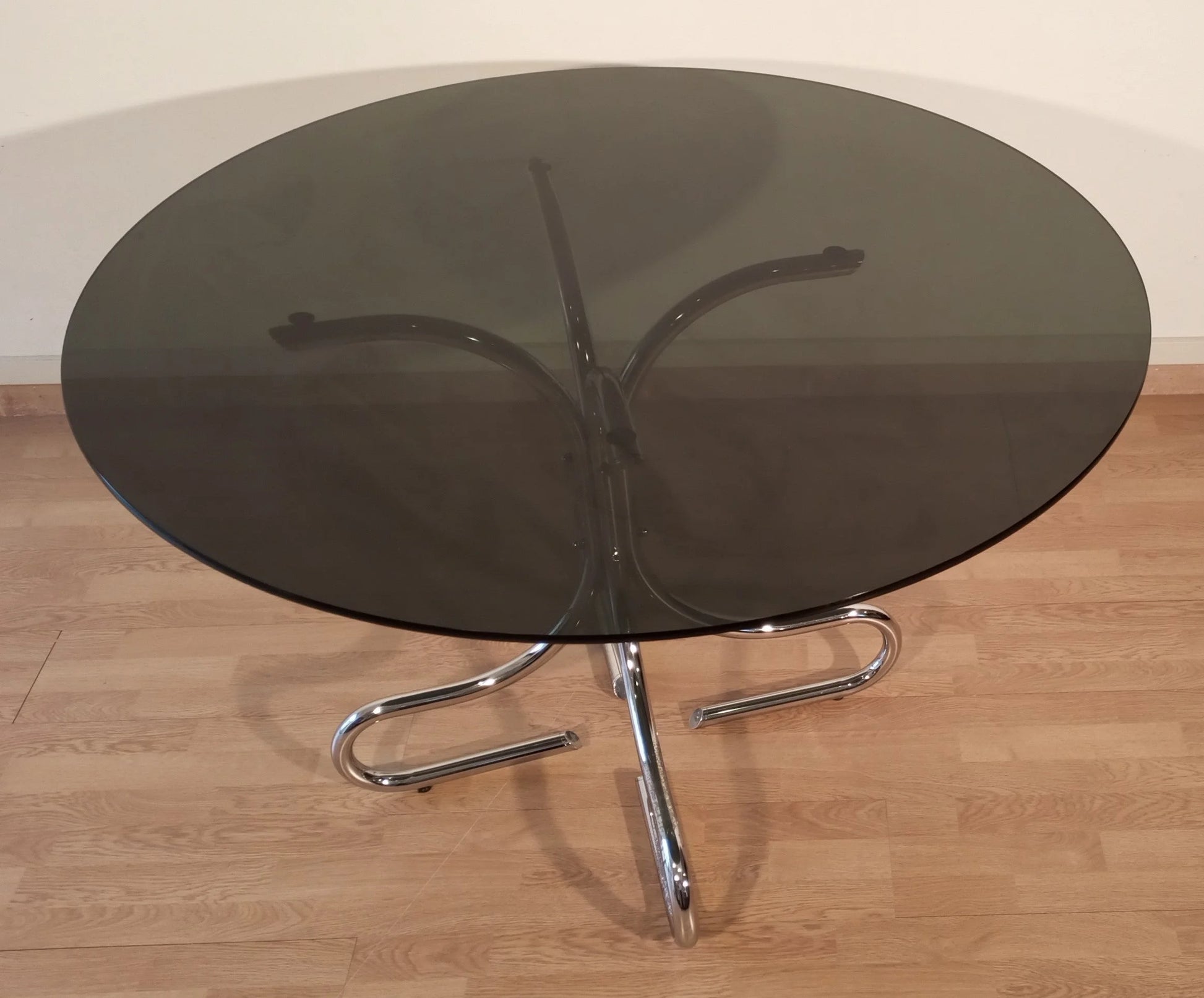 Tavolino da caffè in acciaio cromato con ripiano rotondo in vetro fumé stile mid-century design italiano
